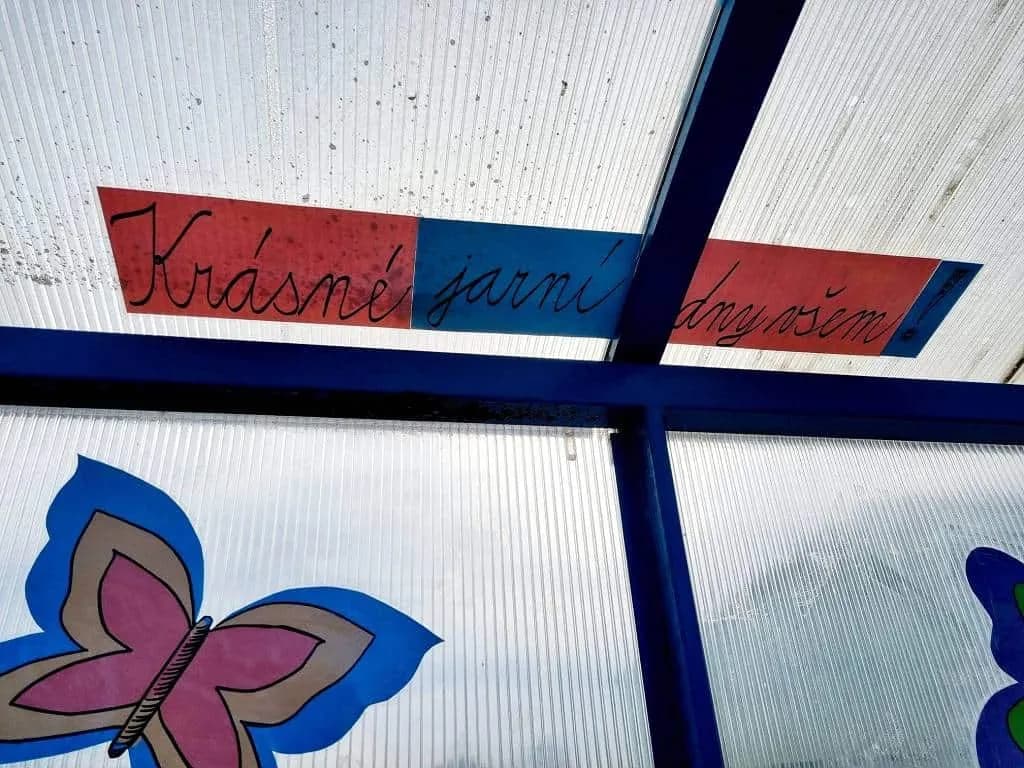 Fotografie z článku: Jaro je tu. I zastávky to vědí...