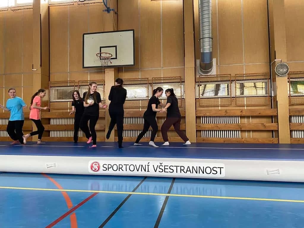 Fotografie z článku: Cvičení na airtracku