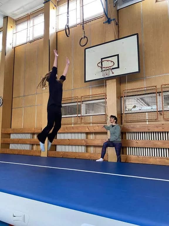 Fotografie z článku: Cvičení na airtracku