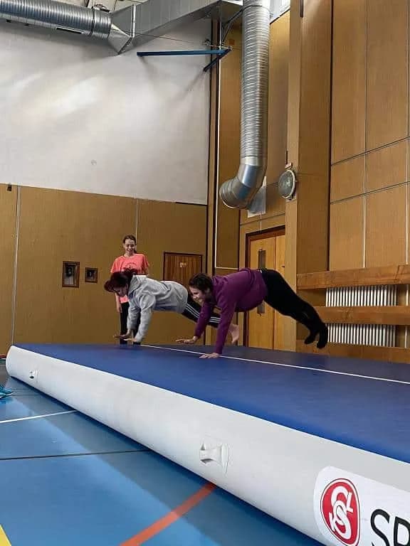 Fotografie z článku: Cvičení na airtracku