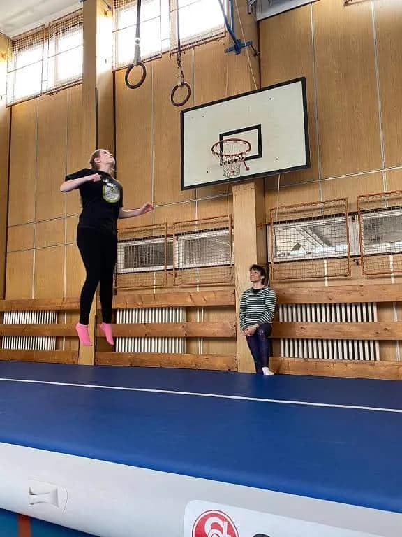 Fotografie z článku: Cvičení na airtracku