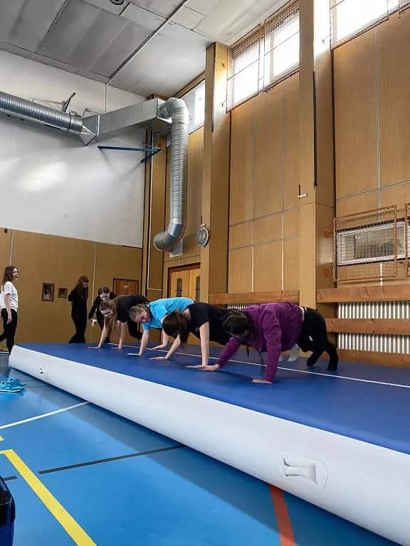Fotografie z článku: Cvičení na airtracku