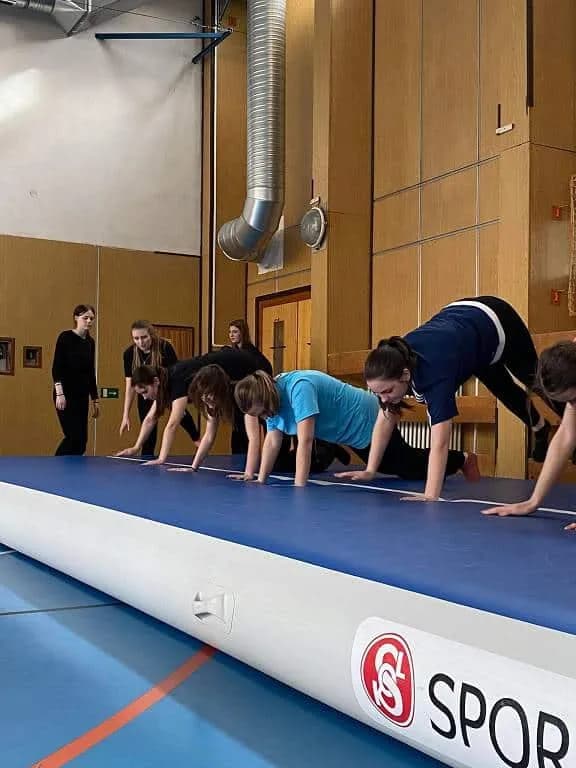 Fotografie z článku: Cvičení na airtracku
