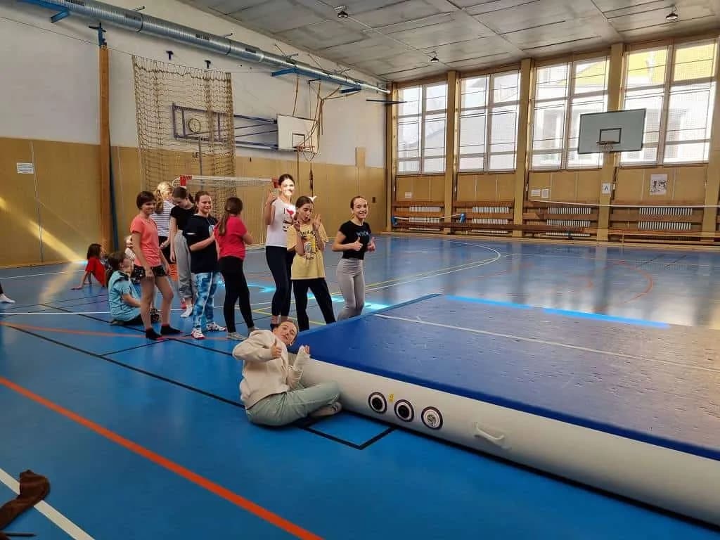 Fotografie z článku: Cvičení na airtracku