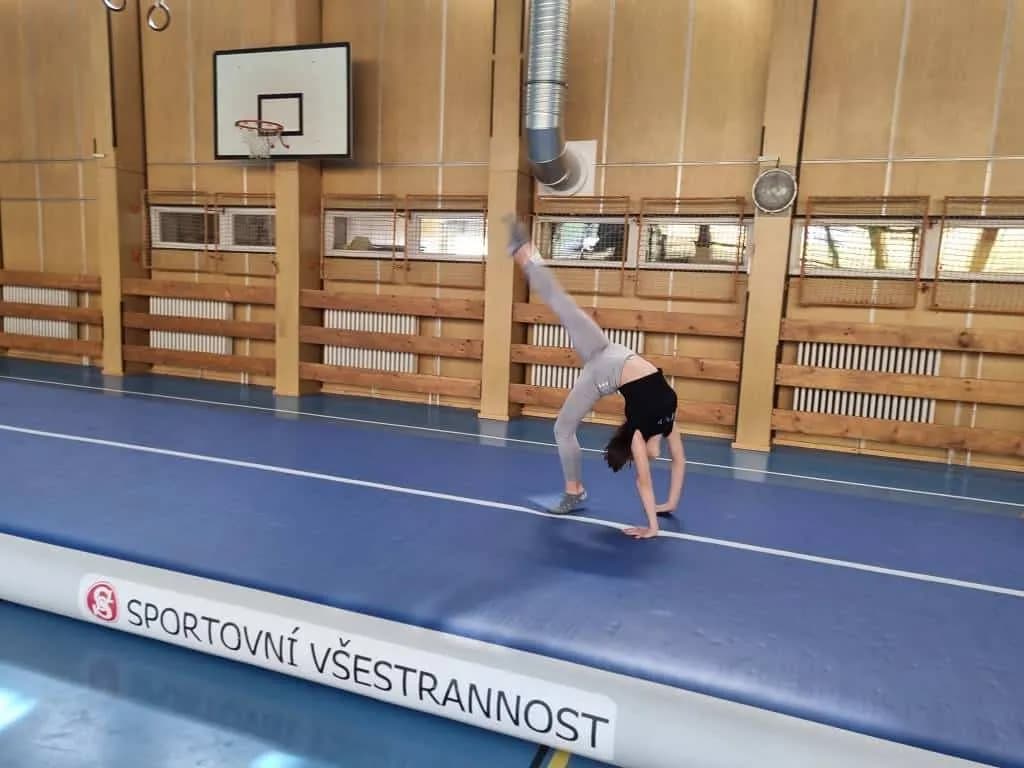 Fotografie z článku: Cvičení na airtracku
