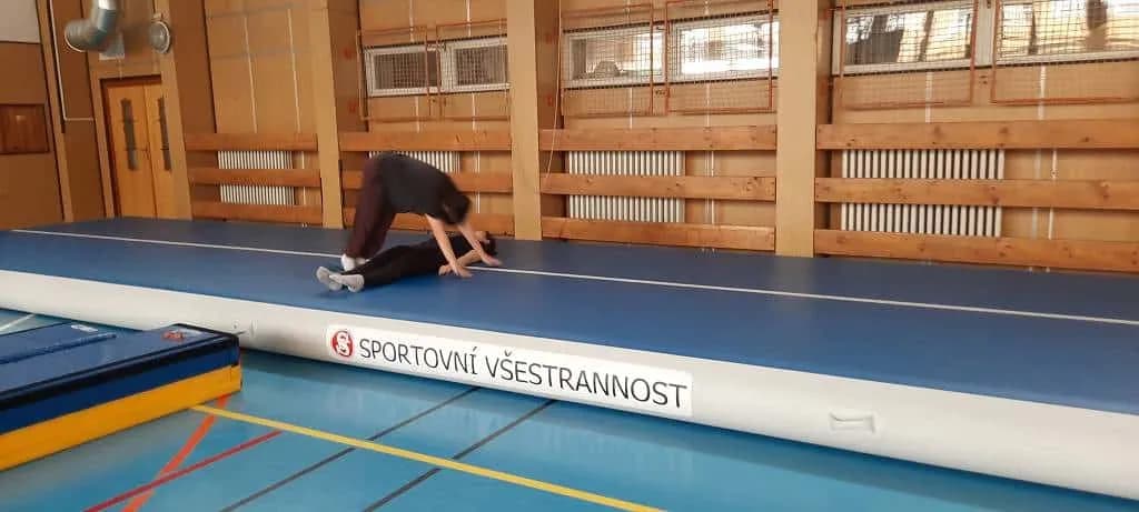 Fotografie z článku: Cvičení na airtracku