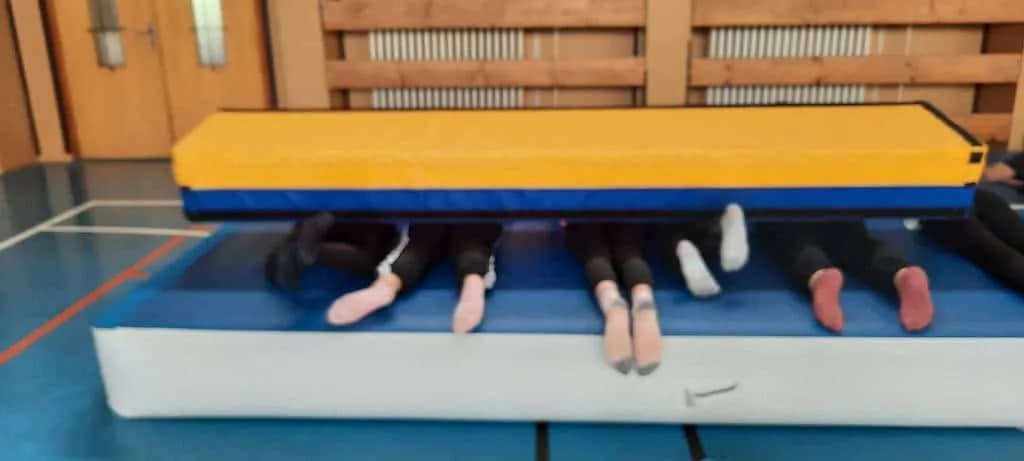 Fotografie z článku: Cvičení na airtracku
