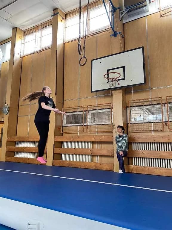 Fotografie z článku: Cvičení na airtracku