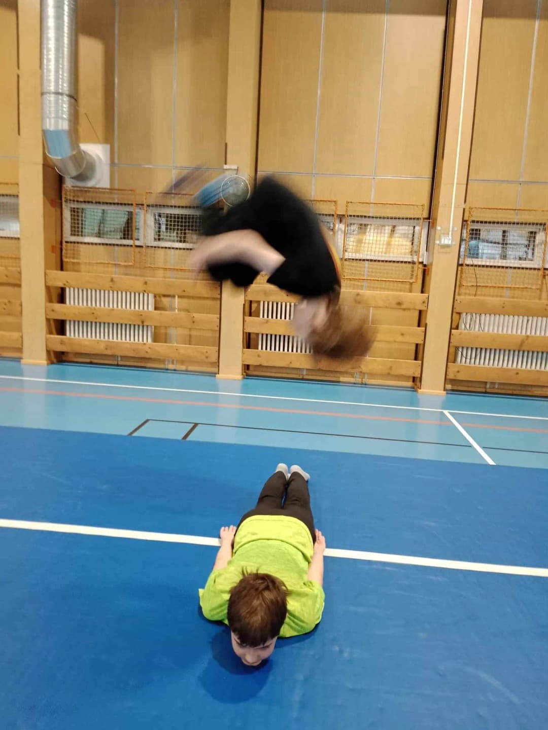Fotografie z článku: Cvičení na airtracku
