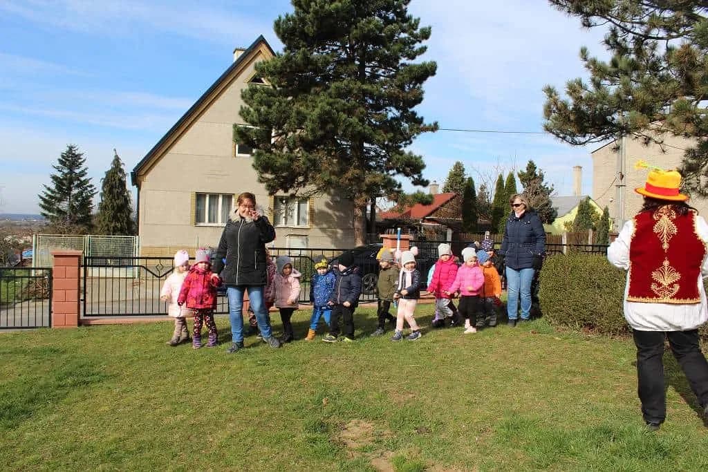 Fotografie z článku: Koťata a Sluníčka vynesli Morenu