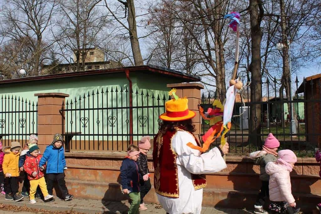 Fotografie z článku: Koťata a Sluníčka vynesli Morenu