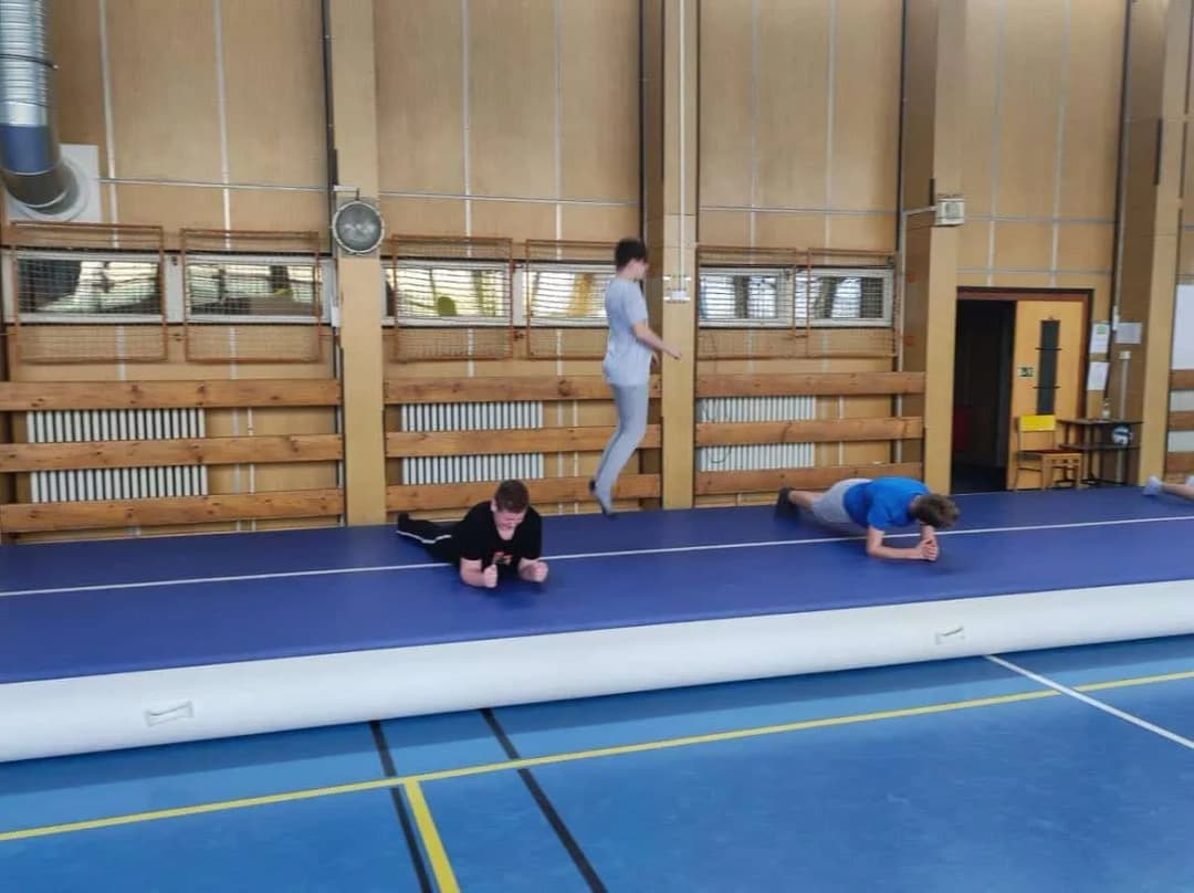 Fotografie z článku: Cvičení na airtracku