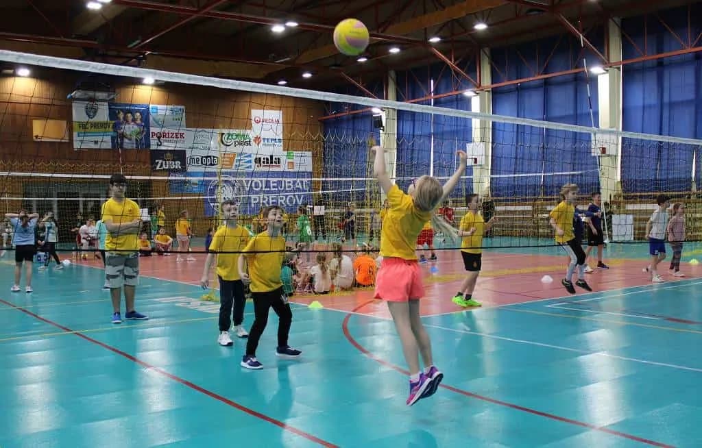 Fotografie z článku: Turnaj v barevném minivolejbalu