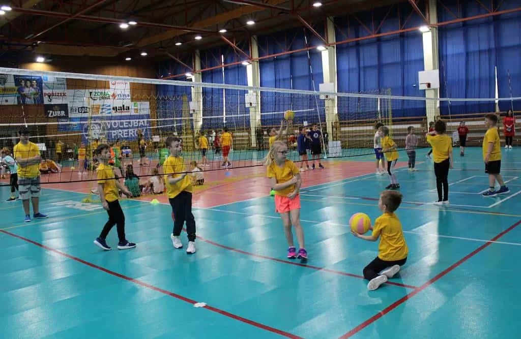 Fotografie z článku: Turnaj v barevném minivolejbalu