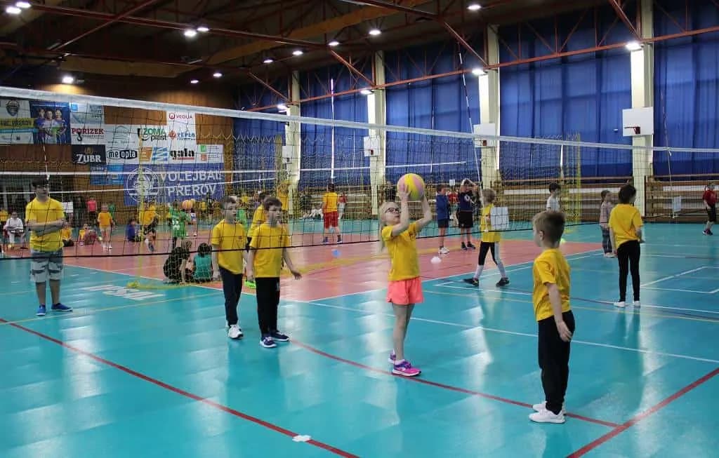 Fotografie z článku: Turnaj v barevném minivolejbalu