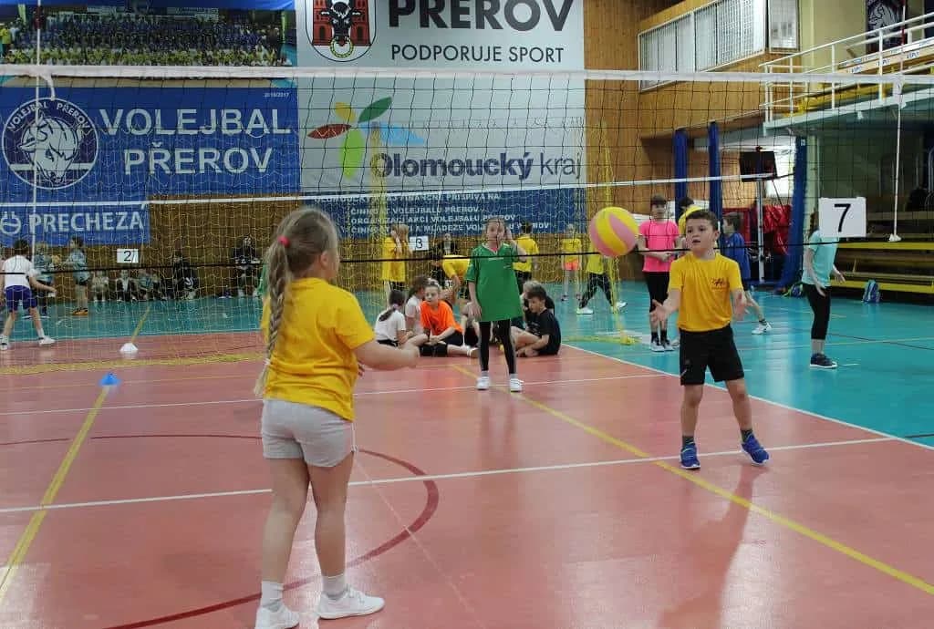 Fotografie z článku: Turnaj v barevném minivolejbalu