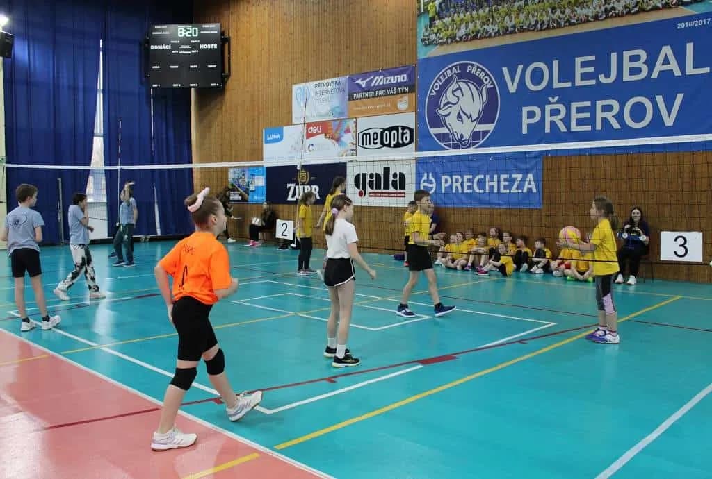 Fotografie z článku: Turnaj v barevném minivolejbalu
