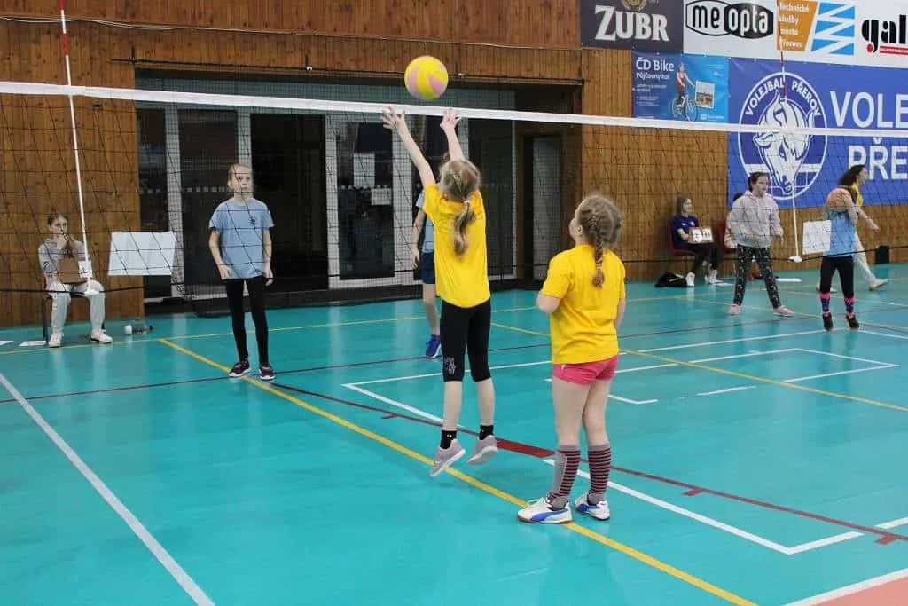 Fotografie z článku: Turnaj v barevném minivolejbalu