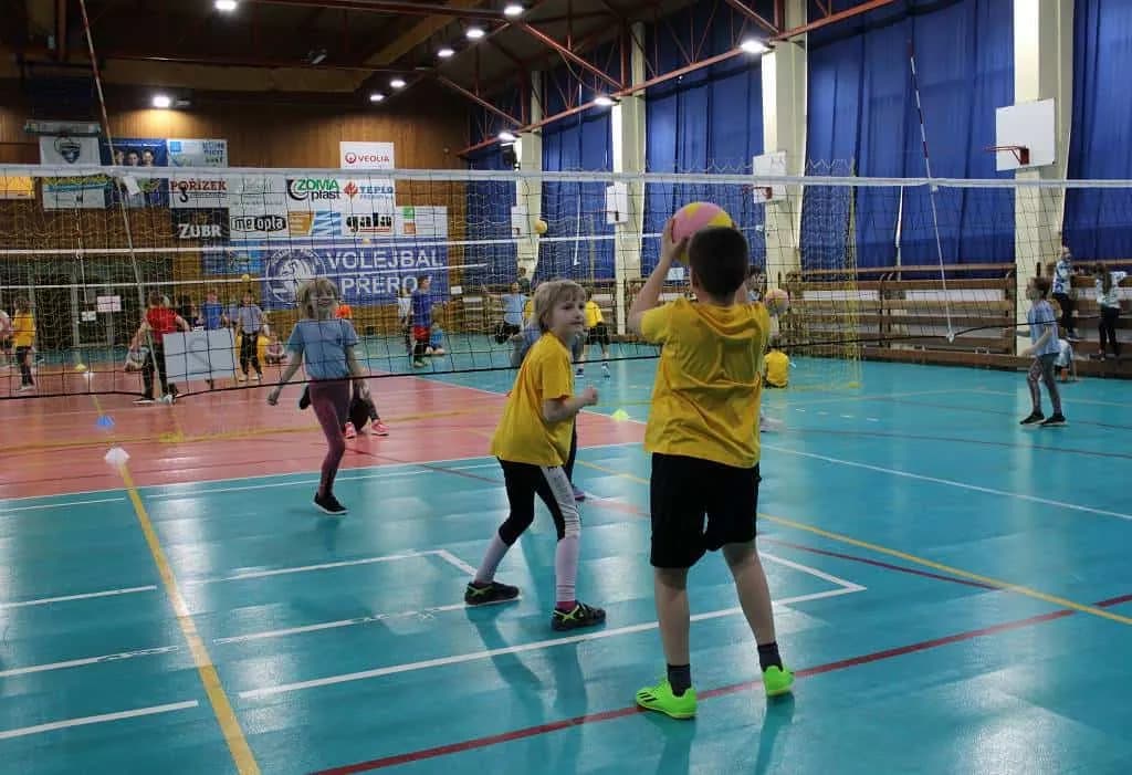 Fotografie z článku: Turnaj v barevném minivolejbalu