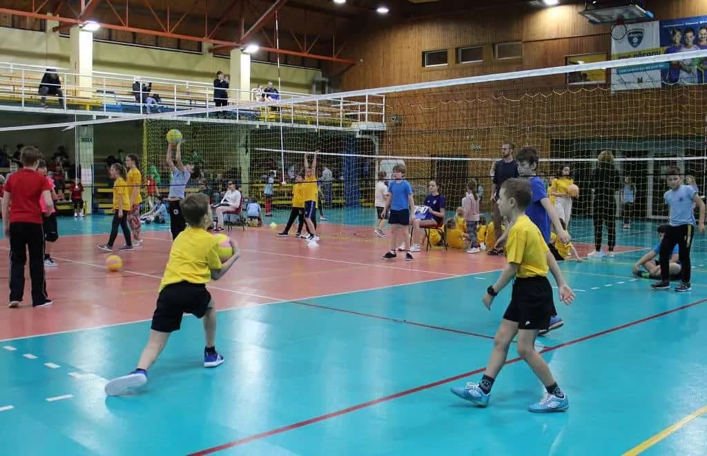 Fotografie z článku: Turnaj v barevném minivolejbalu