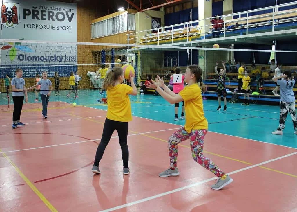 Fotografie z článku: Turnaj v barevném minivolejbalu