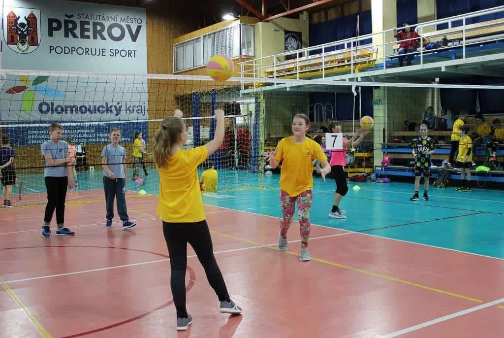 Fotografie z článku: Turnaj v barevném minivolejbalu