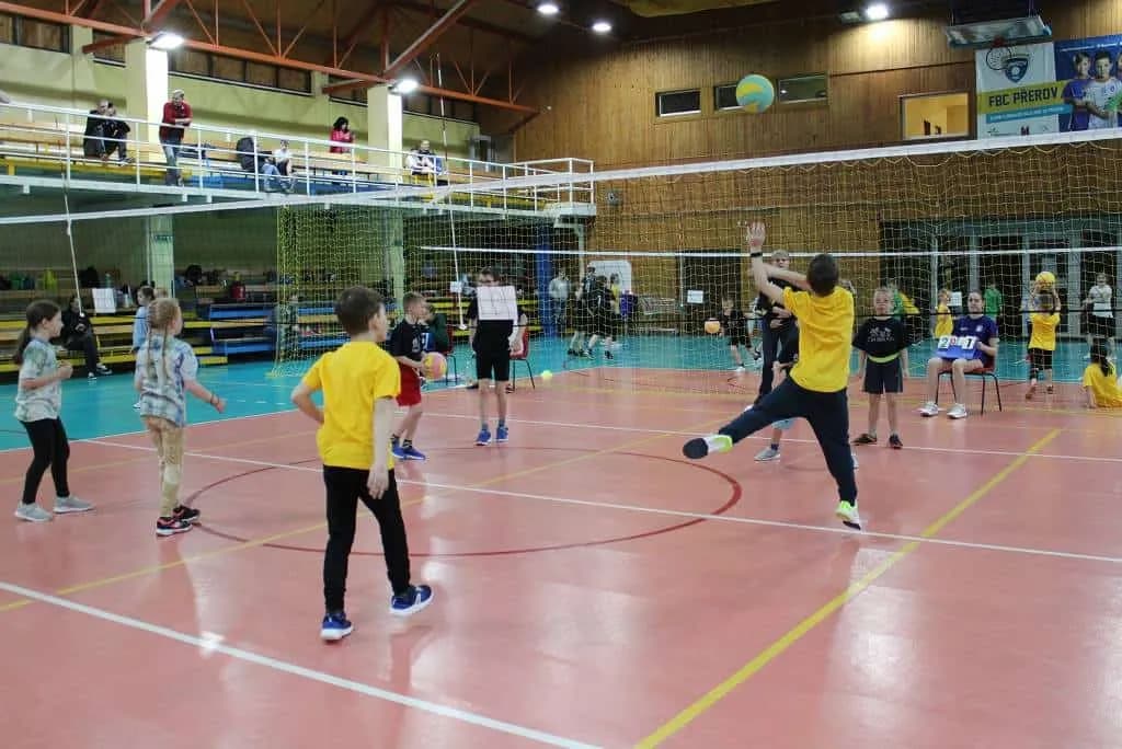 Fotografie z článku: Turnaj v barevném minivolejbalu
