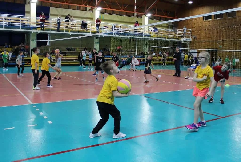 Fotografie z článku: Turnaj v barevném minivolejbalu