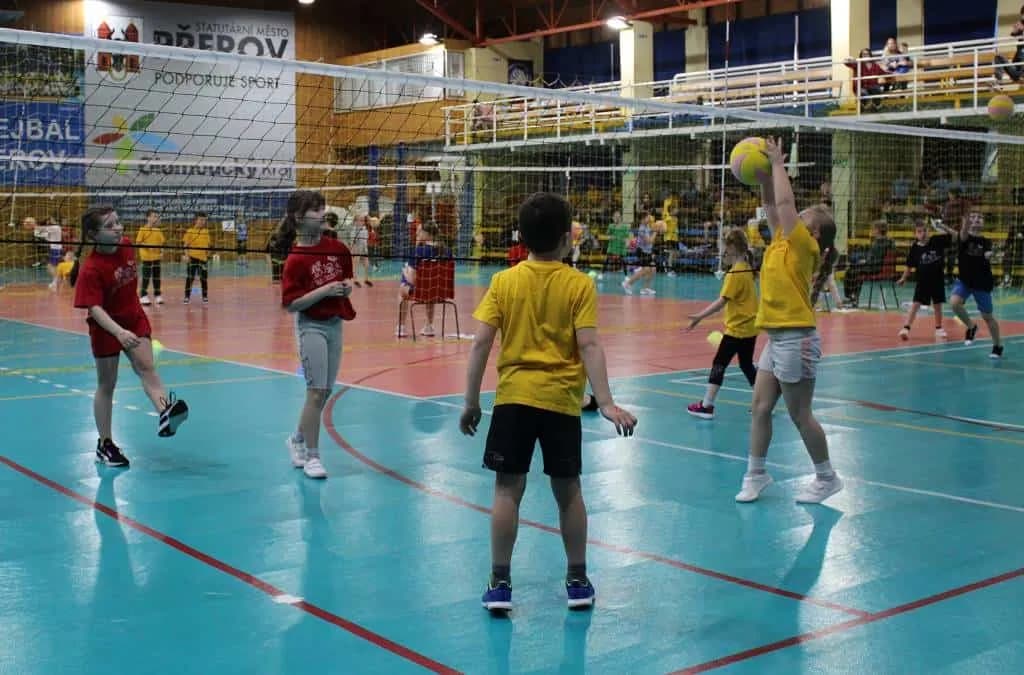 Fotografie z článku: Turnaj v barevném minivolejbalu