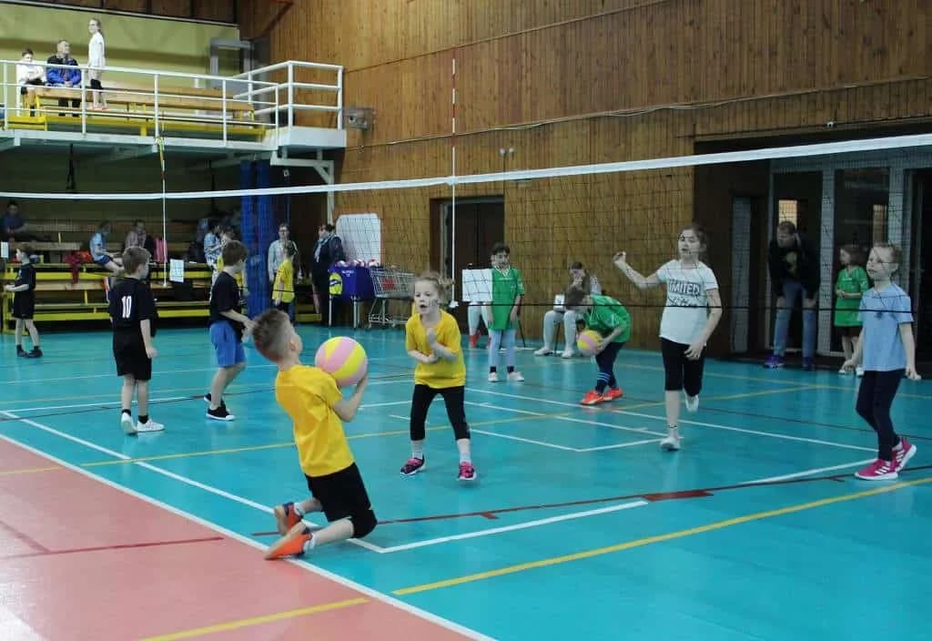 Fotografie z článku: Turnaj v barevném minivolejbalu