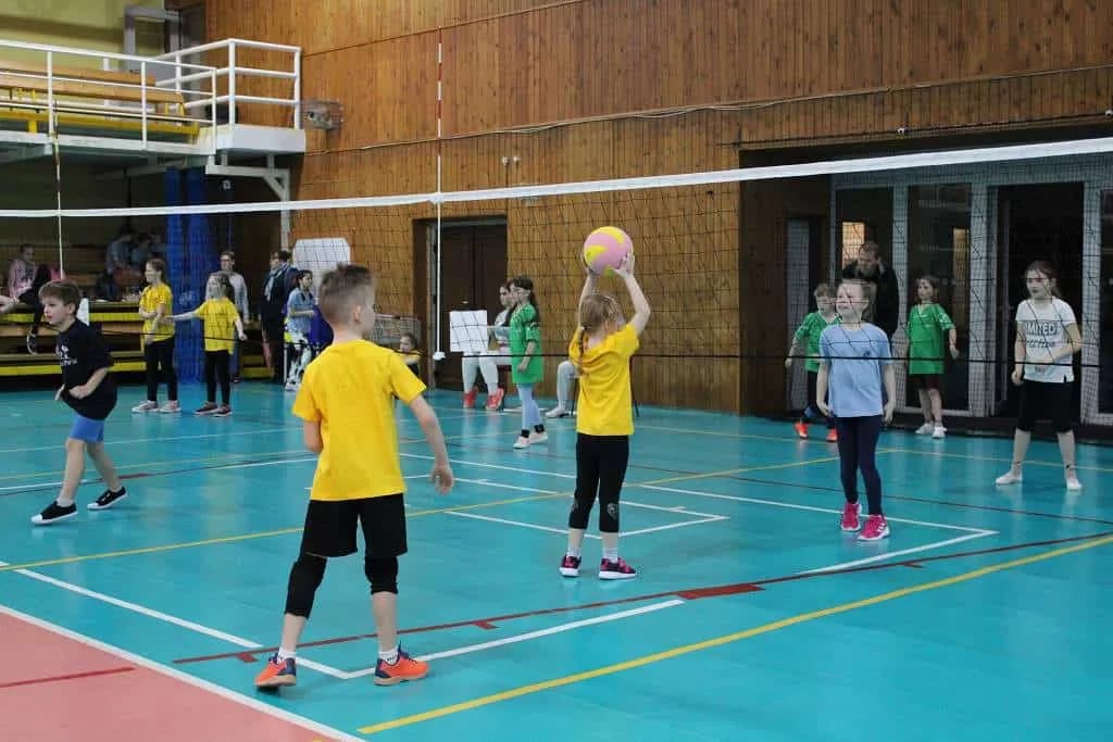 Fotografie z článku: Turnaj v barevném minivolejbalu