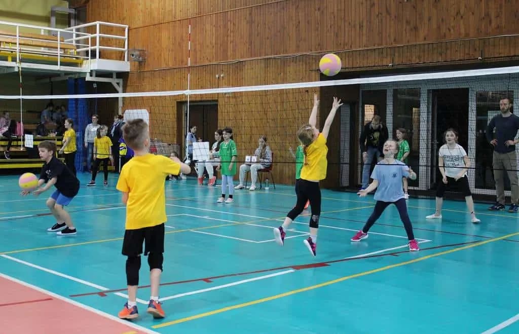 Fotografie z článku: Turnaj v barevném minivolejbalu