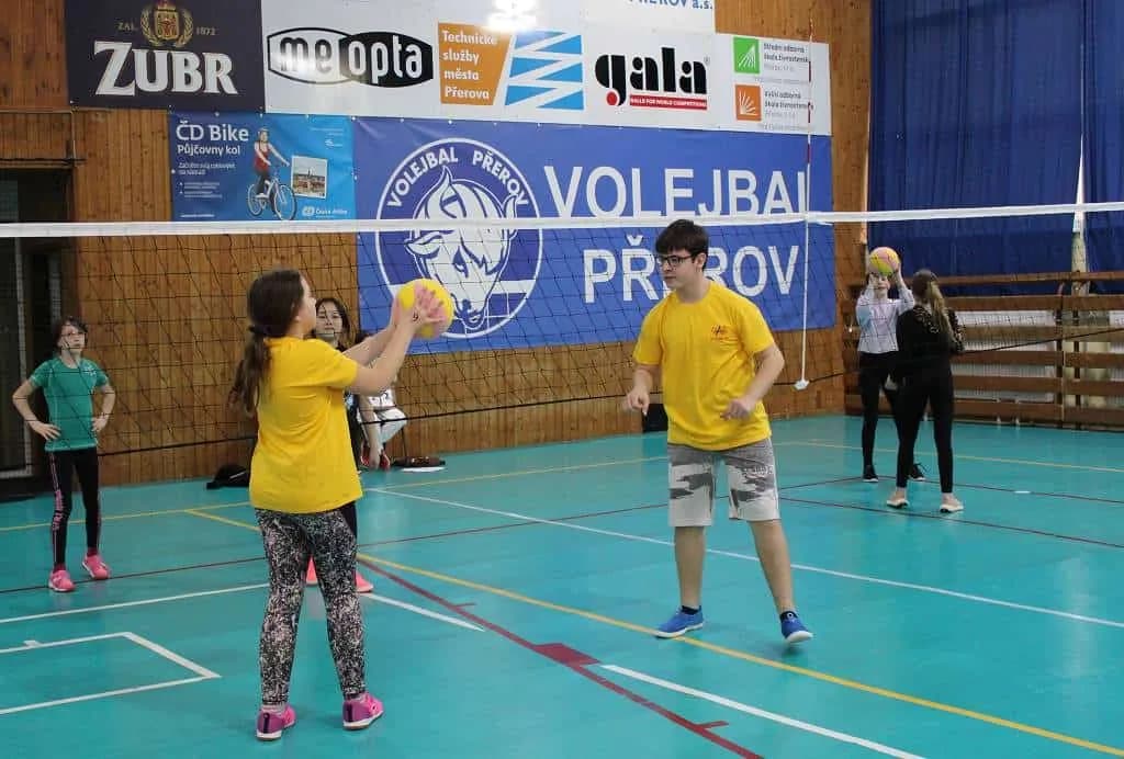 Fotografie z článku: Turnaj v barevném minivolejbalu