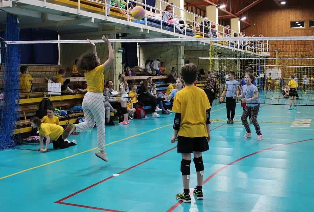 Fotografie z článku: Turnaj v barevném minivolejbalu