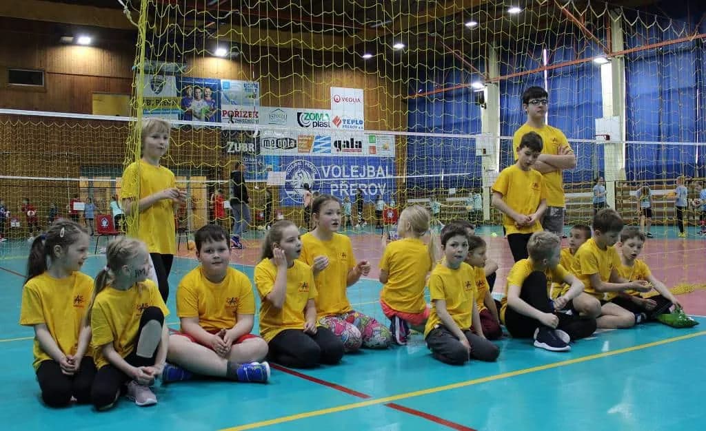 Fotografie z článku: Turnaj v barevném minivolejbalu