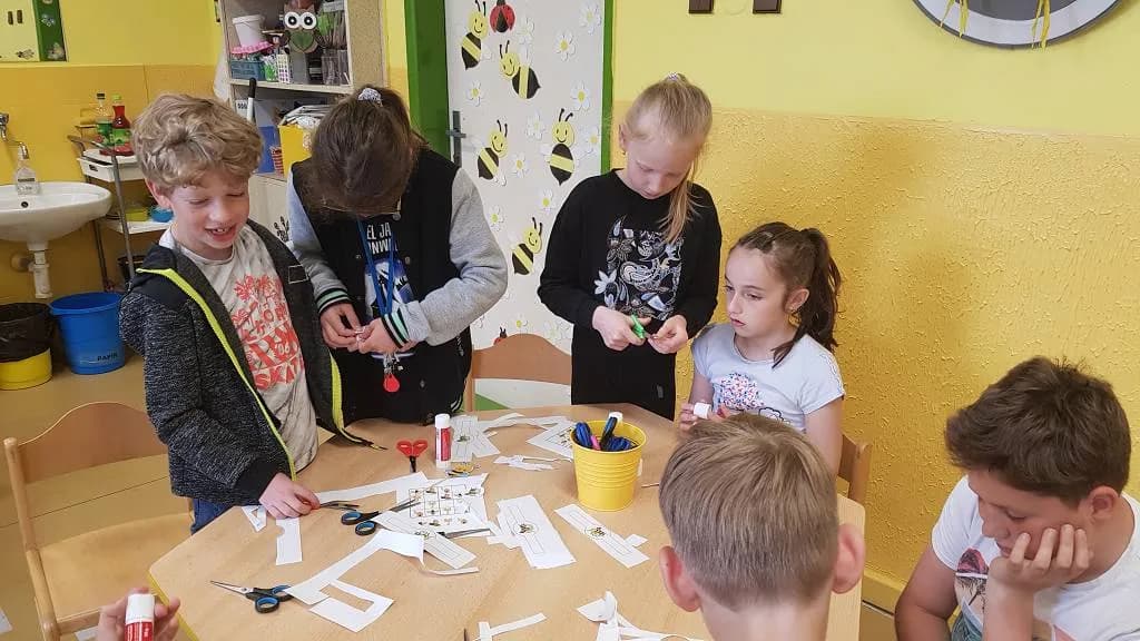 Fotografie z článku: Den včelstva u Soviček a Veverek v ŠD