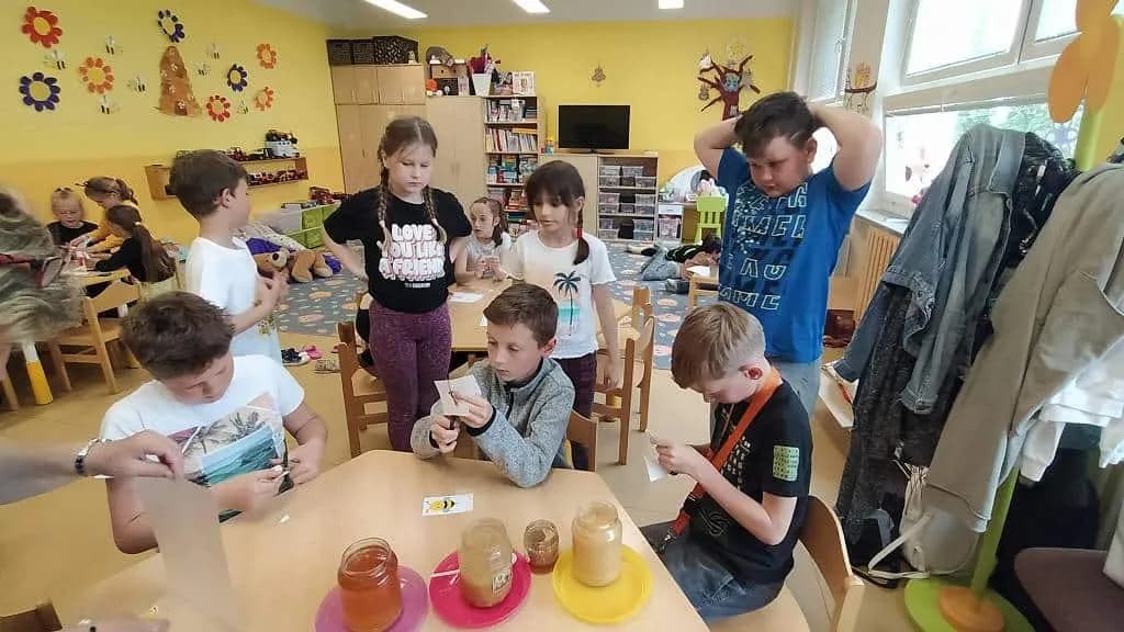 Fotografie z článku: Den včelstva u Soviček a Veverek v ŠD