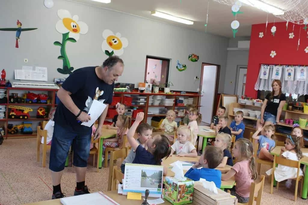 Fotografie z článku: Malování s panem Dostálem 26.5. v MŠ