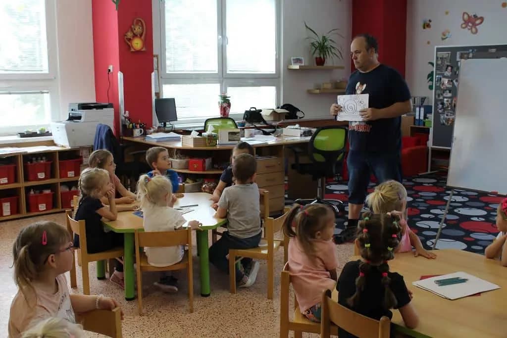 Fotografie z článku: Malování s panem Dostálem 26.5. v MŠ