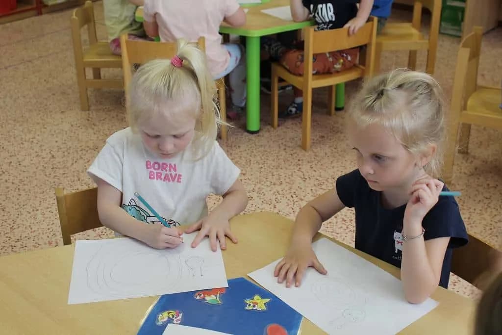 Fotografie z článku: Malování s panem Dostálem 26.5. v MŠ