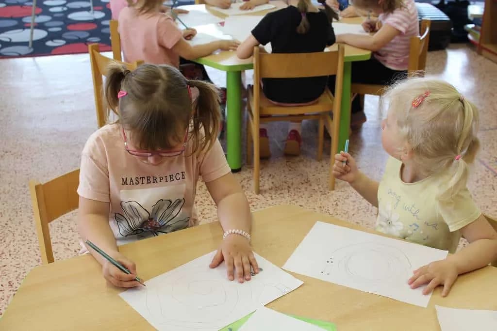 Fotografie z článku: Malování s panem Dostálem 26.5. v MŠ