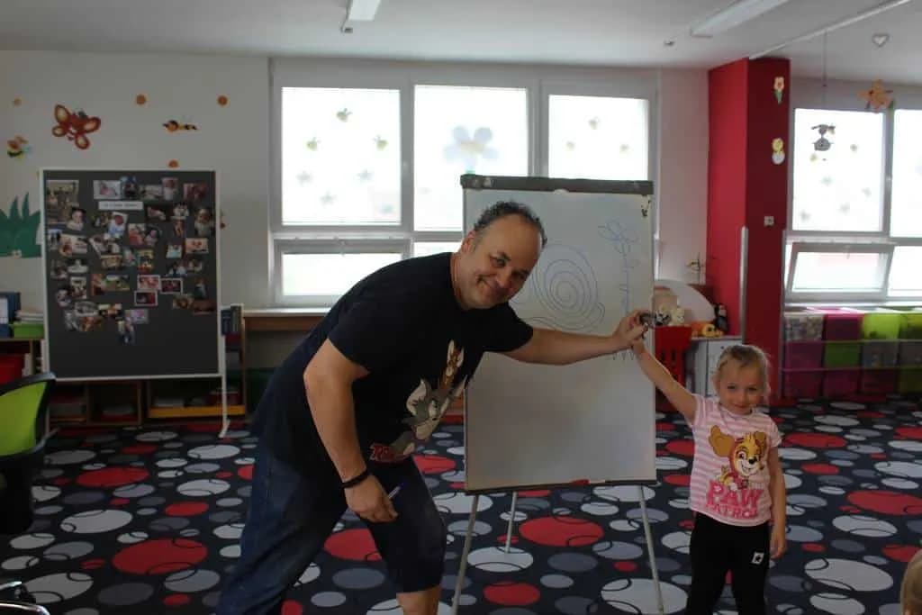 Fotografie z článku: Malování s panem Dostálem 26.5. v MŠ