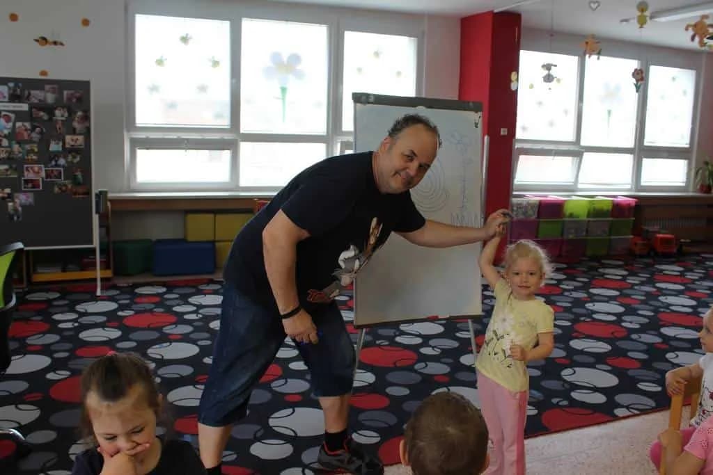 Fotografie z článku: Malování s panem Dostálem 26.5. v MŠ
