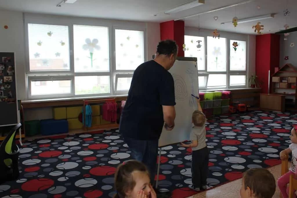 Fotografie z článku: Malování s panem Dostálem 26.5. v MŠ