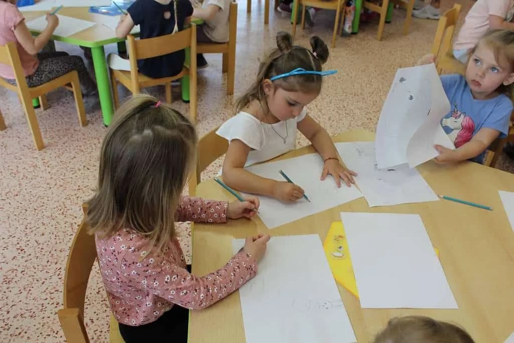 Fotografie z článku: Malování s panem Dostálem 26.5. v MŠ