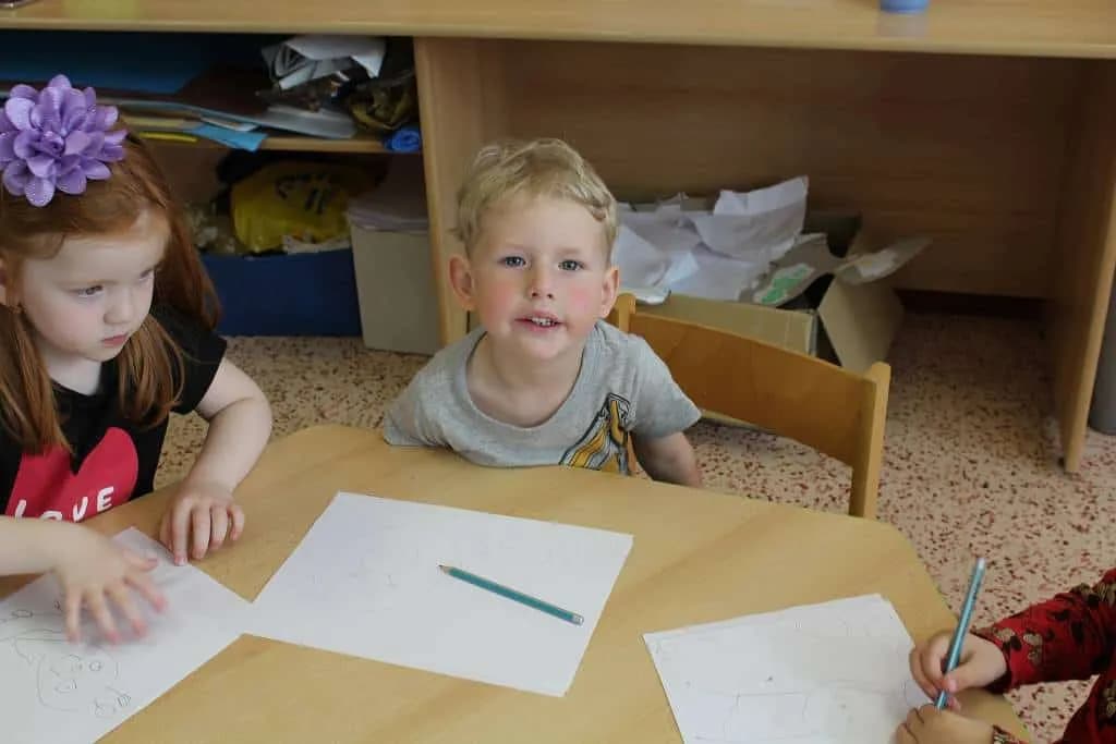 Fotografie z článku: Malování s panem Dostálem 26.5. v MŠ