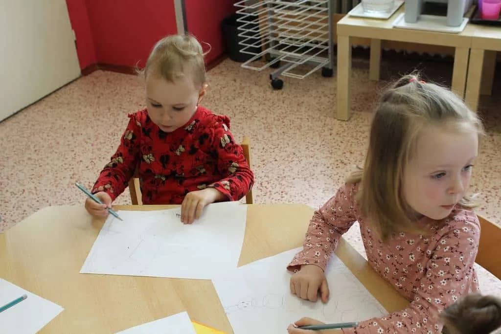 Fotografie z článku: Malování s panem Dostálem 26.5. v MŠ