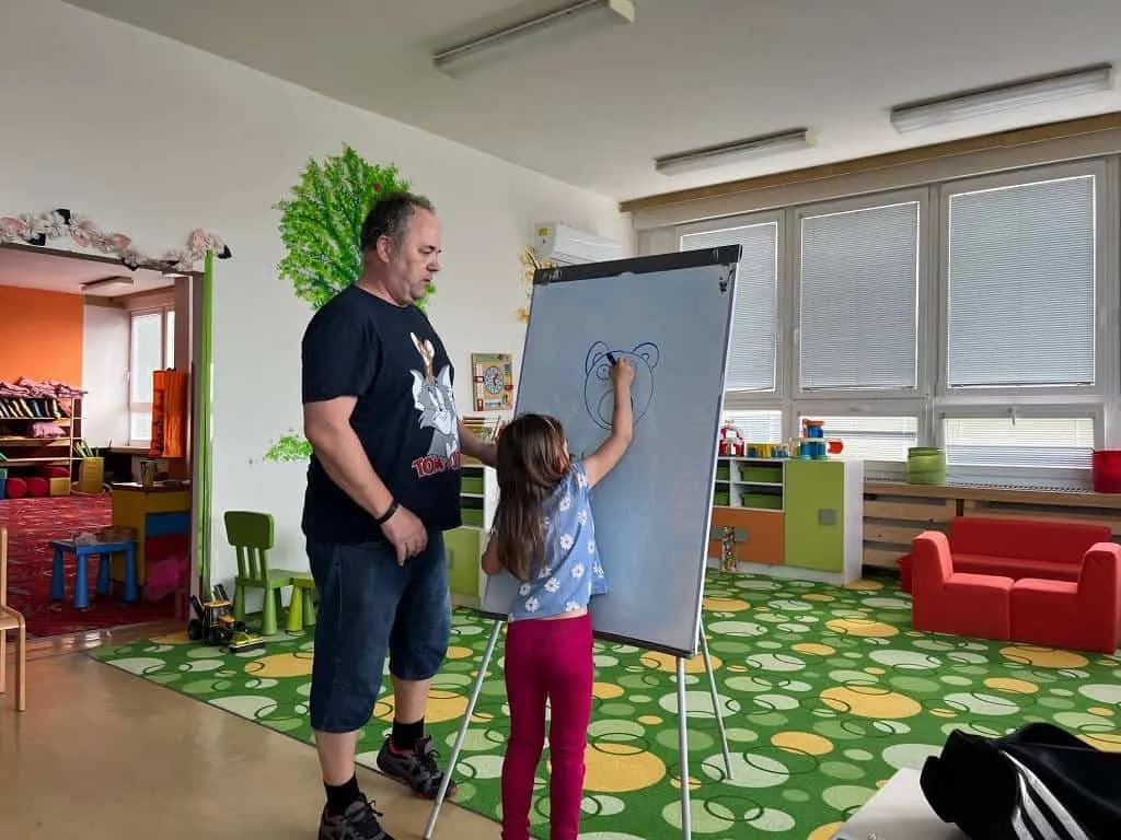Fotografie z článku: Malování s panem Dostálem 26.5. v MŠ