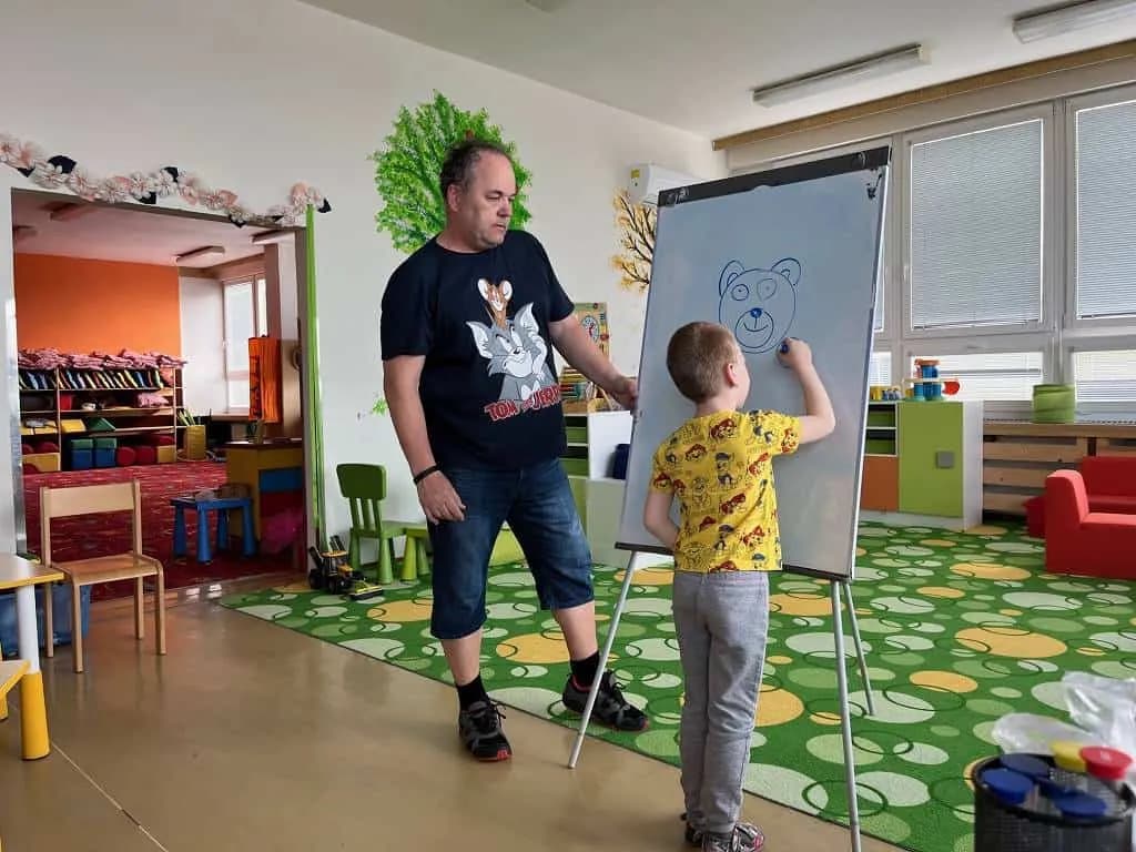 Fotografie z článku: Malování s panem Dostálem 26.5. v MŠ