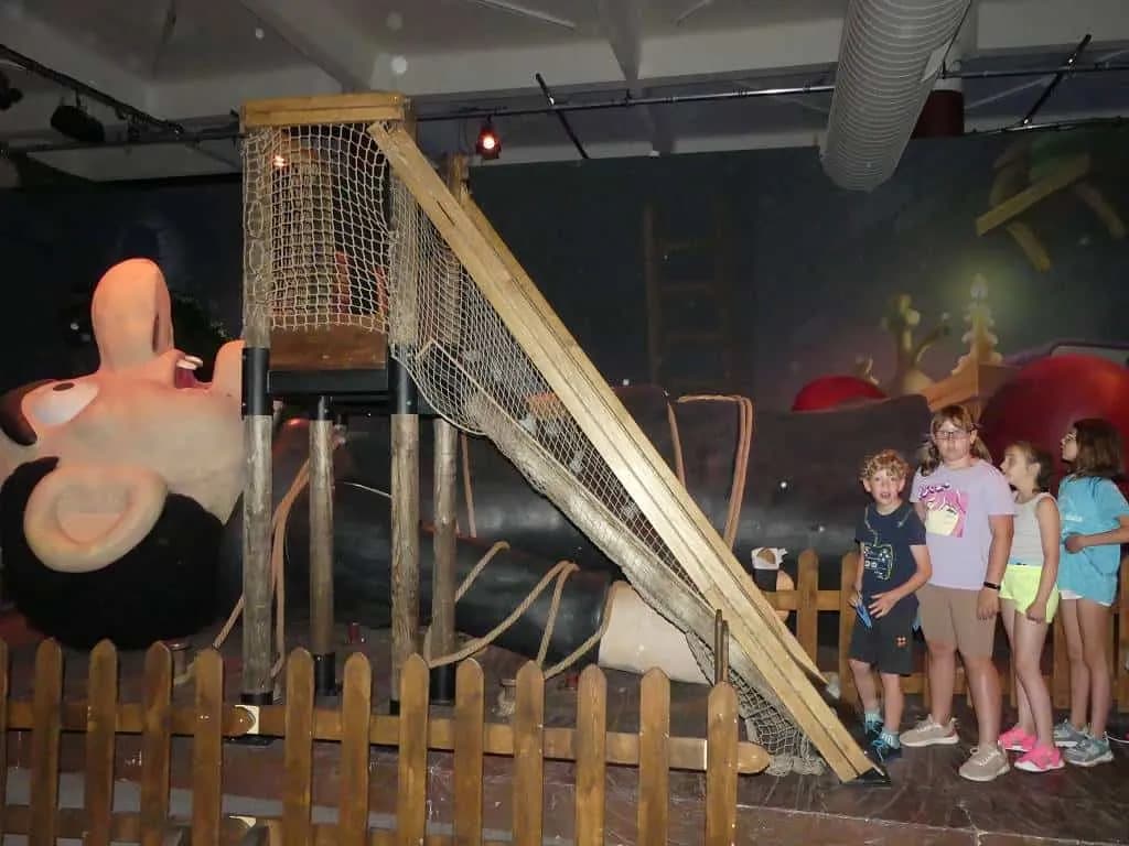 Fotografie z článku: Výlet 1. - 3. tříd do Šmoulí země